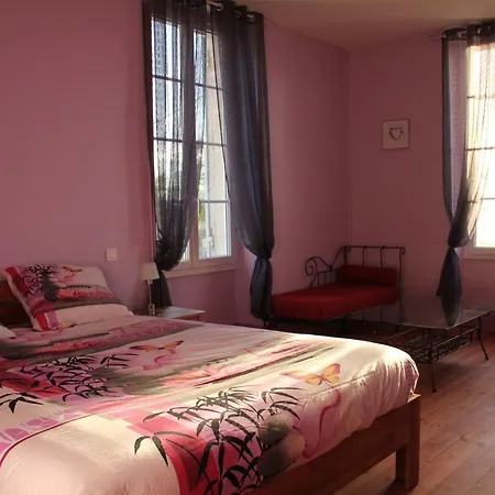 לינה וארוחת בוקר Chez Savary 3*